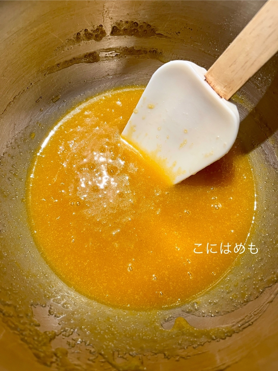 卵黄を入れて、混ぜる。