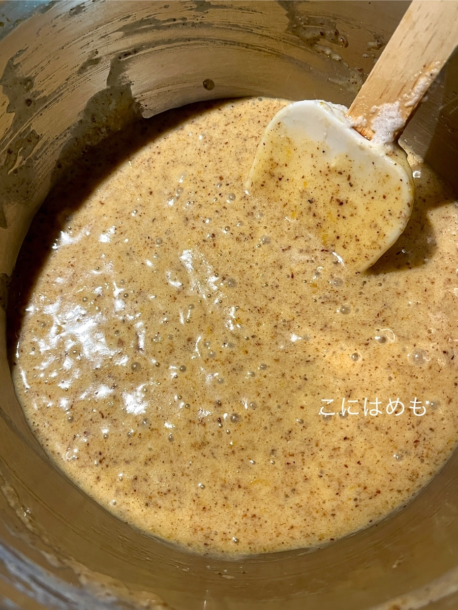 卵白を泡立てて(メレンゲ)、混ぜる。