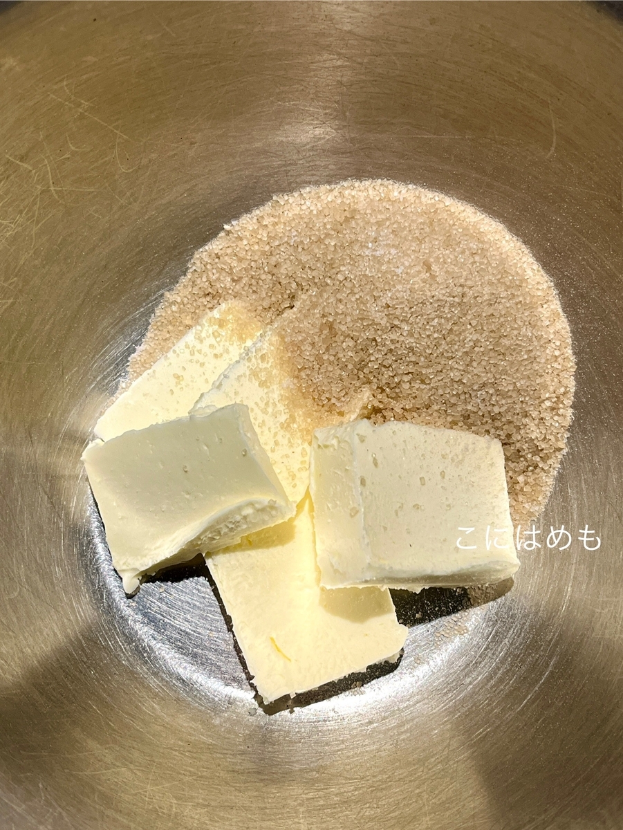 ボウルにバター、砂糖を入れて溶かす。