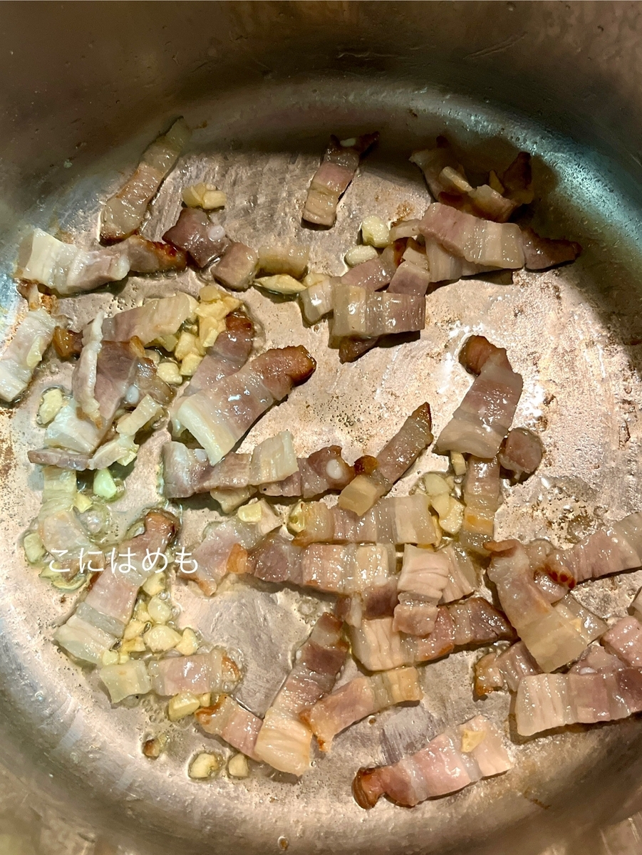 お鍋にオリーブオイルを入れて、にんにく、ベーコン、玉ねぎを炒める。
