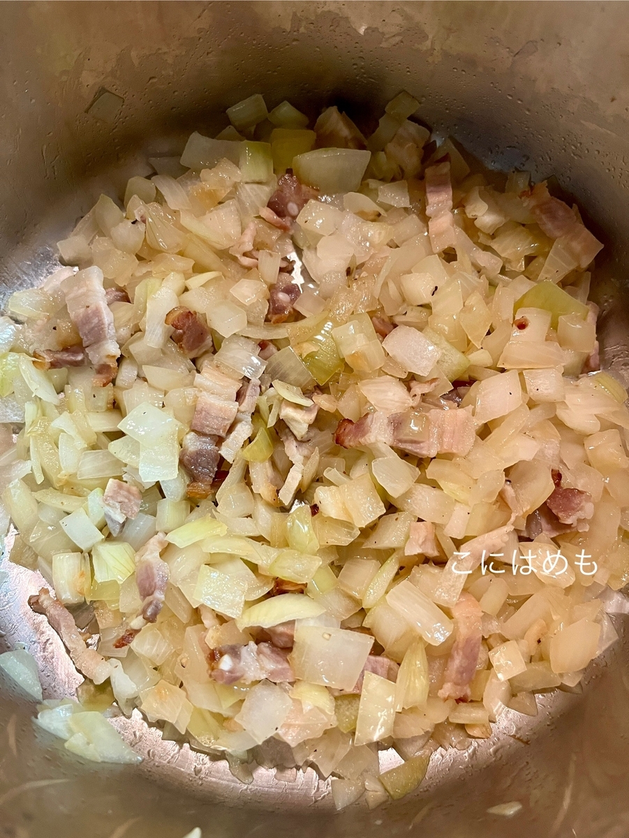 お鍋にオリーブオイルを入れて、にんにく、ベーコン、玉ねぎを炒める。