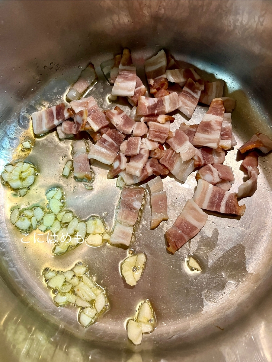 お鍋にオリーブオイルを入れて、にんにく、ベーコン、玉ねぎを炒める。