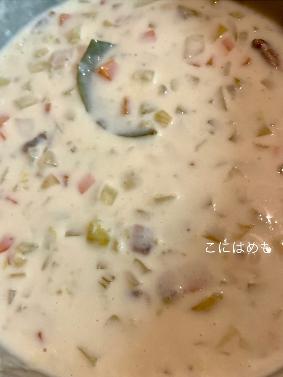  牛乳、ローリエ、じゃがいもを加えて煮る。