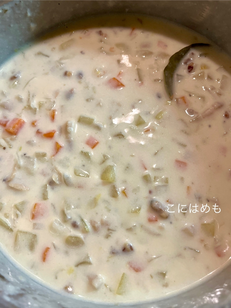 ワインの酒蒸しにしたあさりを加えて、バター、塩、こしょう、ナツメグを加えてお味を整える。