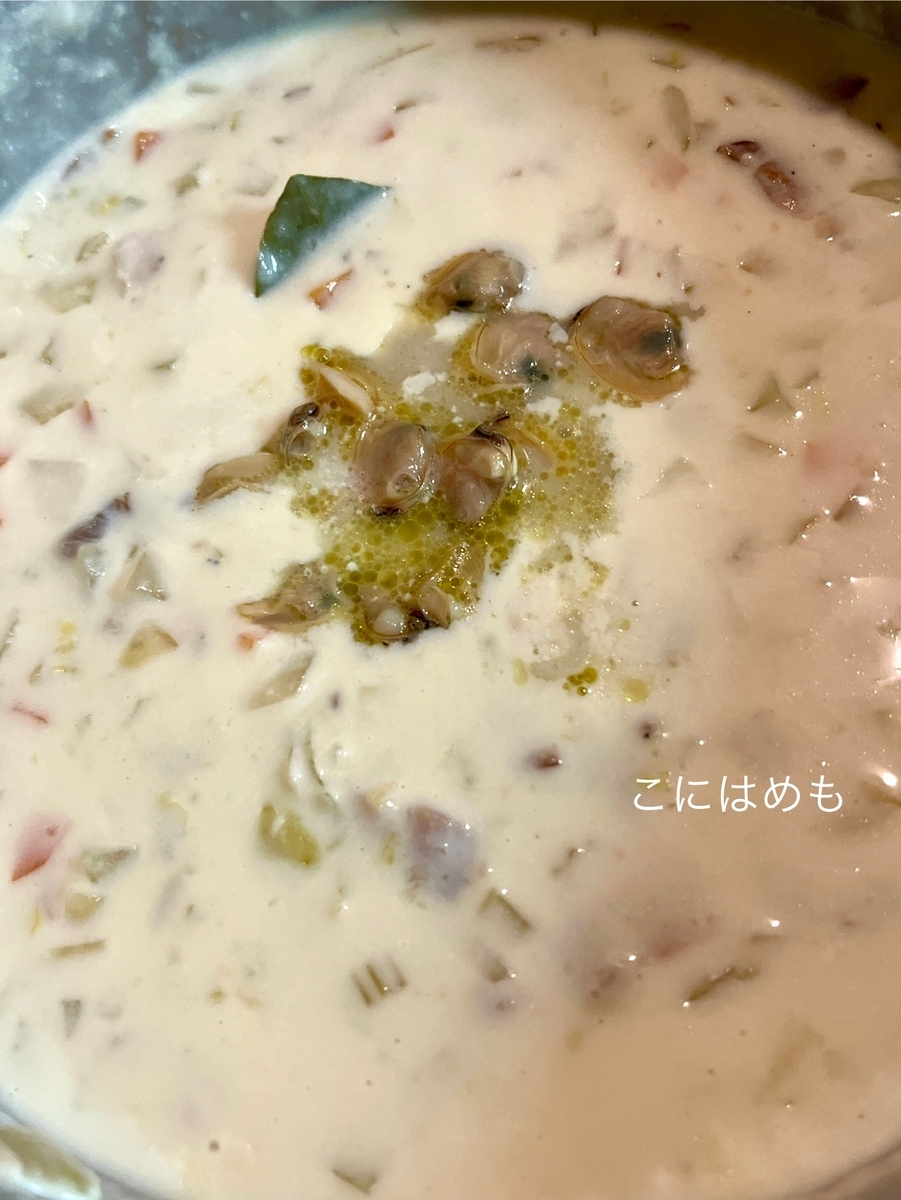 ワインの酒蒸しにしたあさりを加えて、バター、塩、こしょう、ナツメグを加えてお味を整える。