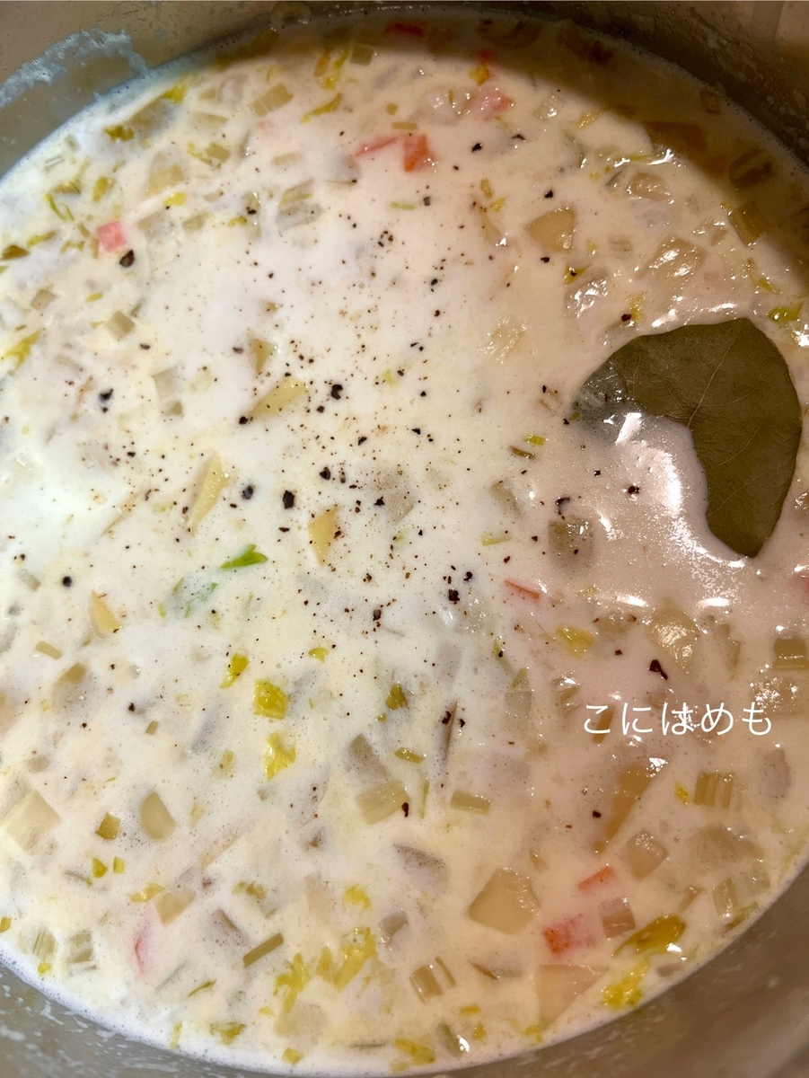  牛乳、ローリエ、じゃがいもを加えて煮る。