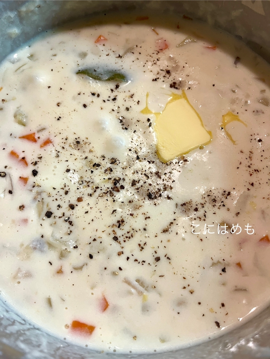 ワインの酒蒸しにしたあさりを加えて、バター、塩、こしょう、ナツメグを加えてお味を整える。