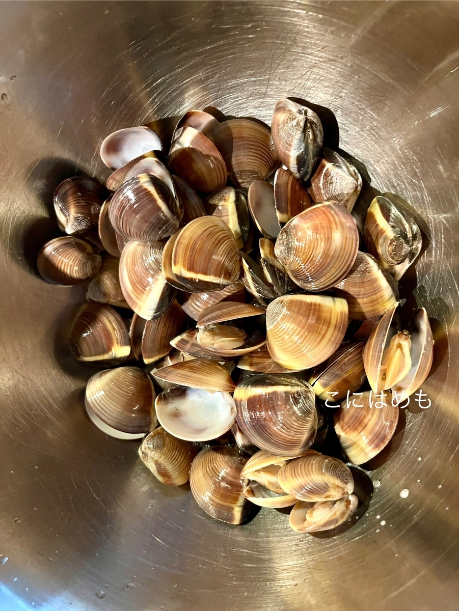 冷凍あさりをワインの酒蒸しにして、取り出す。