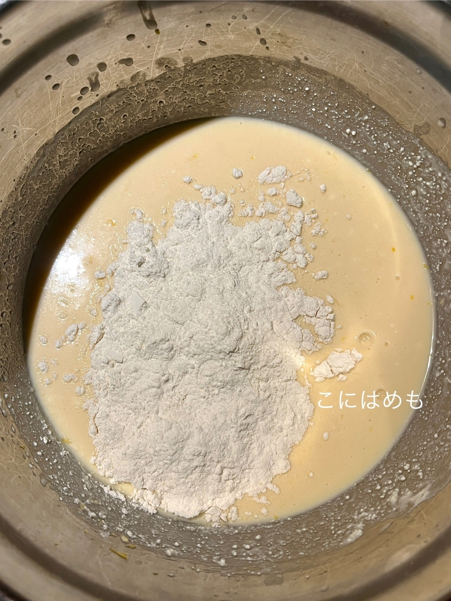 薄力粉を混ぜる。