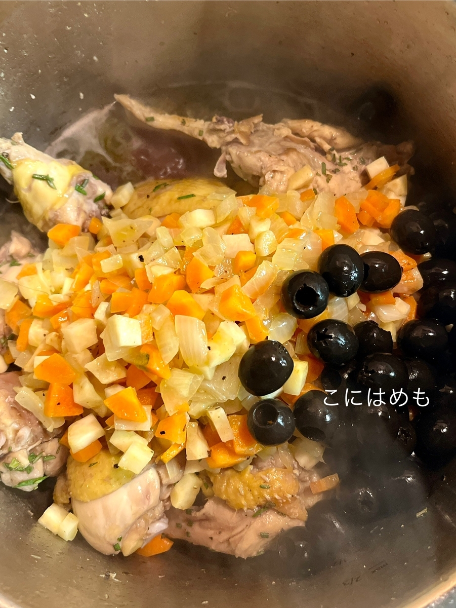 炒めたお野菜を取り出して、あとで加えて煮込む。