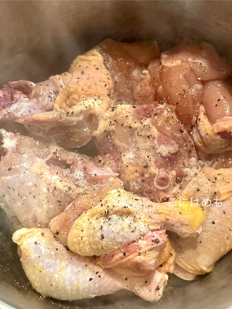 鶏肉を炒める。
