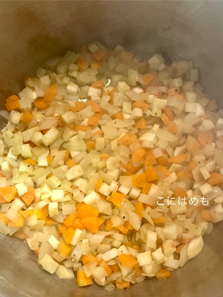 炒めたお野菜を取り出して、あとで加えて煮込む。