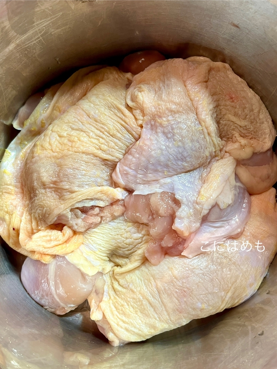 お鍋に鶏もも肉、玉ねぎ、にんにく、生姜、塩、酒(または白ワイン)、パクチーの茎を入れて煮る。