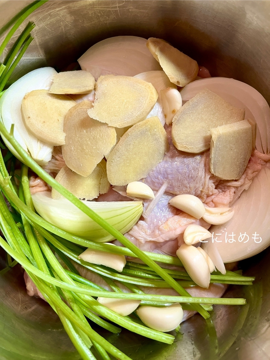 お鍋に鶏もも肉、玉ねぎ、にんにく、生姜、塩、酒(または白ワイン)、パクチーの茎を入れて煮る。