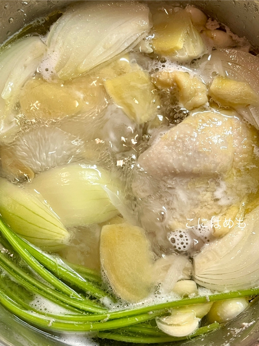 お鍋に鶏もも肉、玉ねぎ、にんにく、生姜、塩、酒(または白ワイン)、パクチーの茎を入れて煮る。