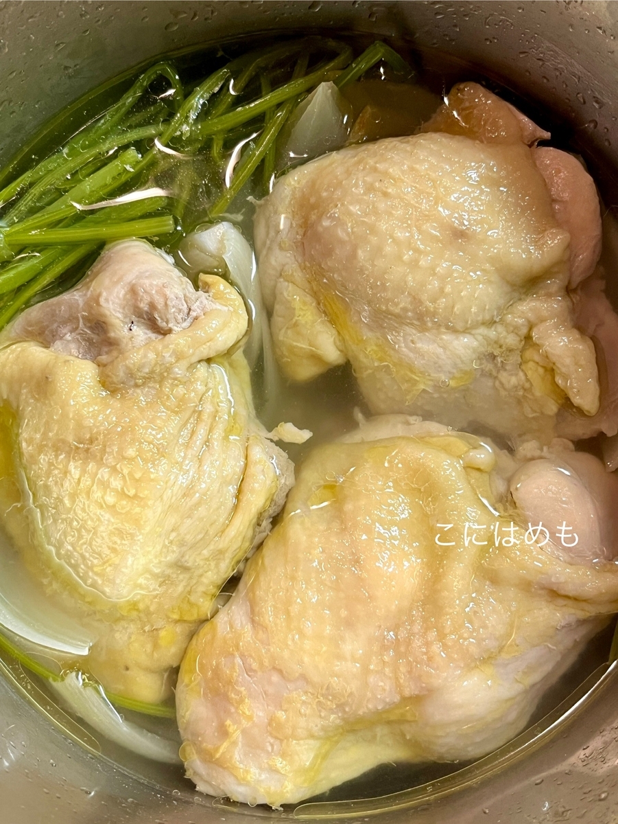 鶏のスープを取り出した後、お鍋にスープと一緒に鶏肉をつけておく。