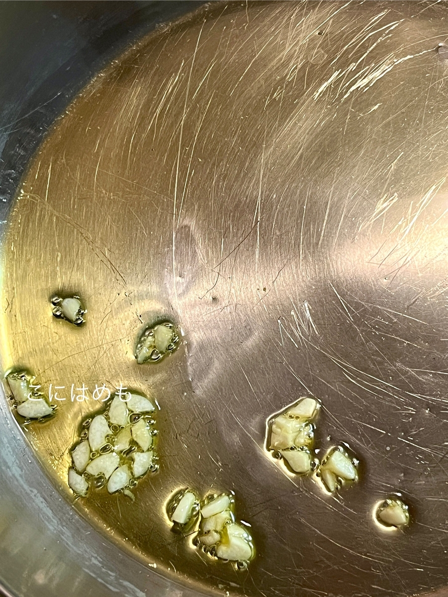 パスタを茹でている間、アスパラを炒める。