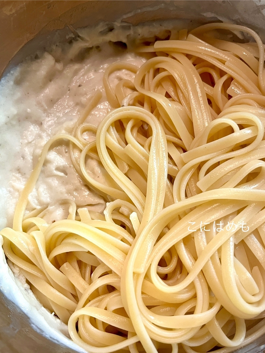 パルメザンチーズクリームソースとパスタを絡め、アスパラガスをのせる。