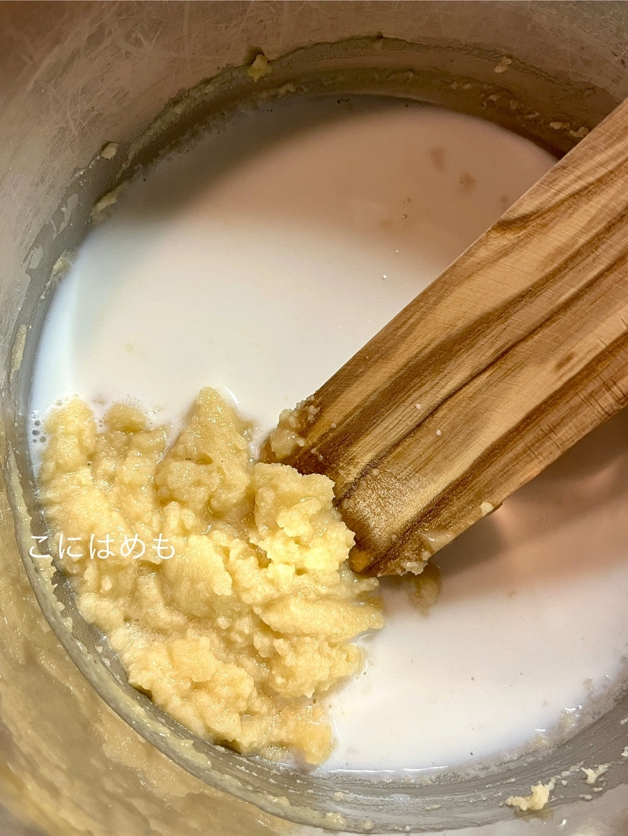 パルメザンチーズクリームソースを作る。