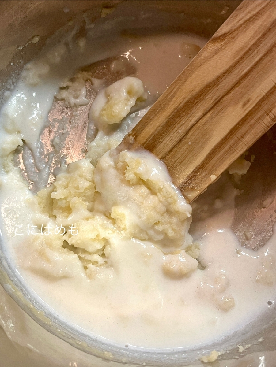 パルメザンチーズクリームソースを作る。
