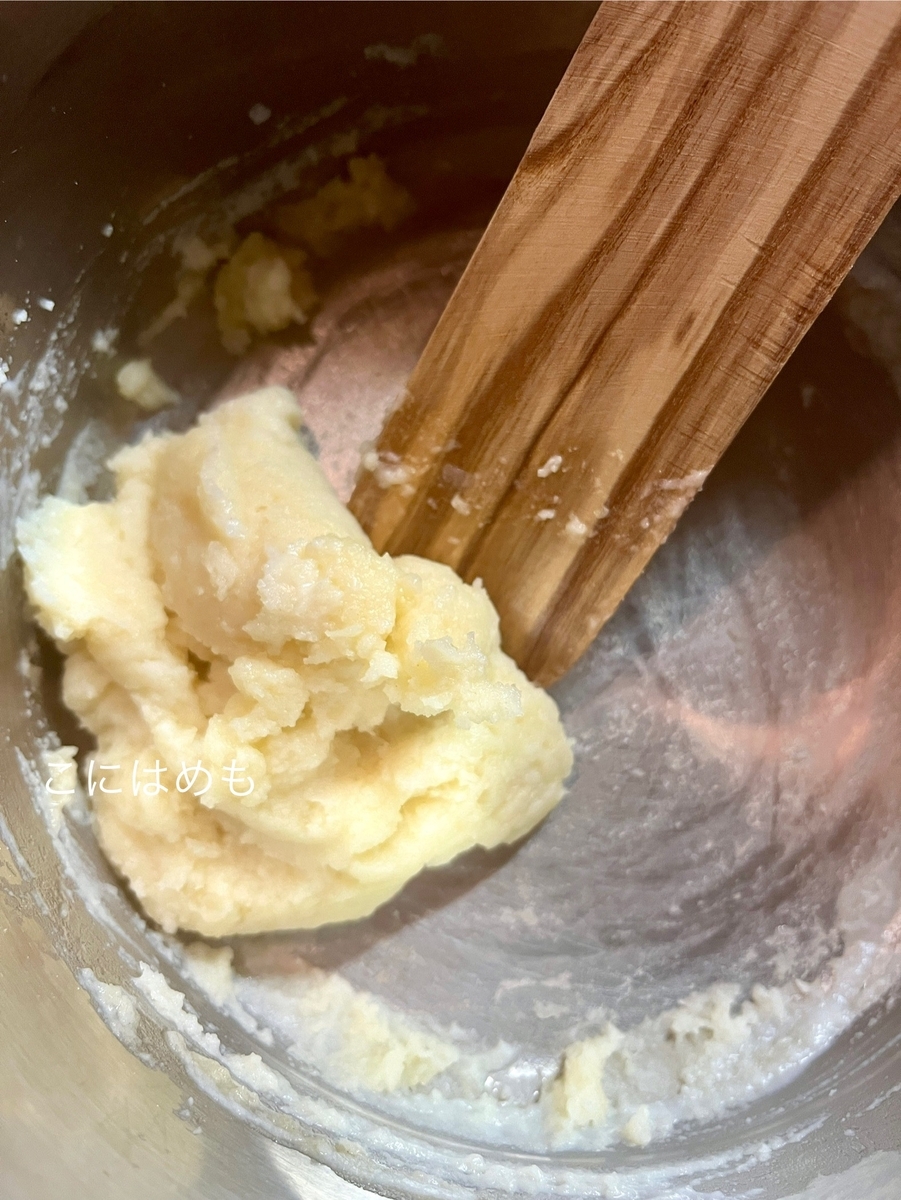 パルメザンチーズクリームソースを作る。