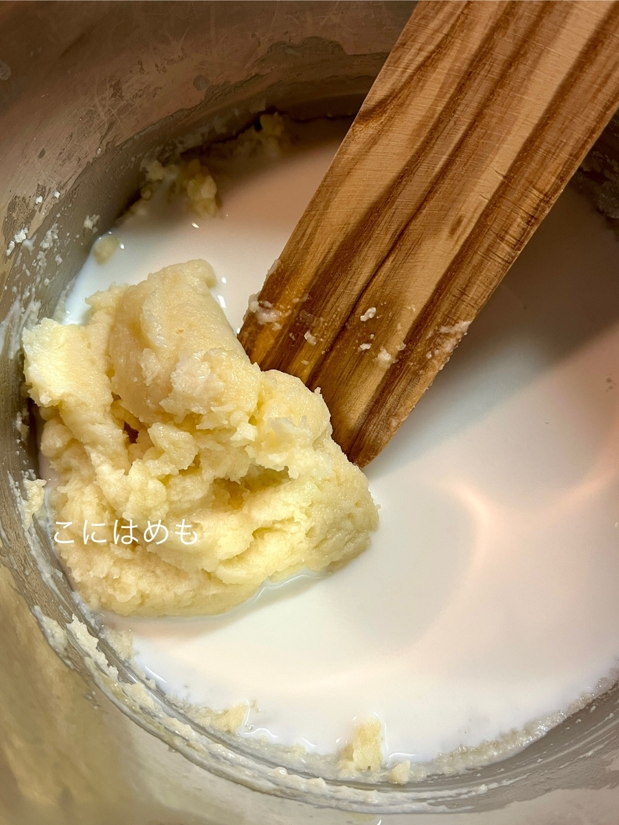 パルメザンチーズクリームソースを作る。