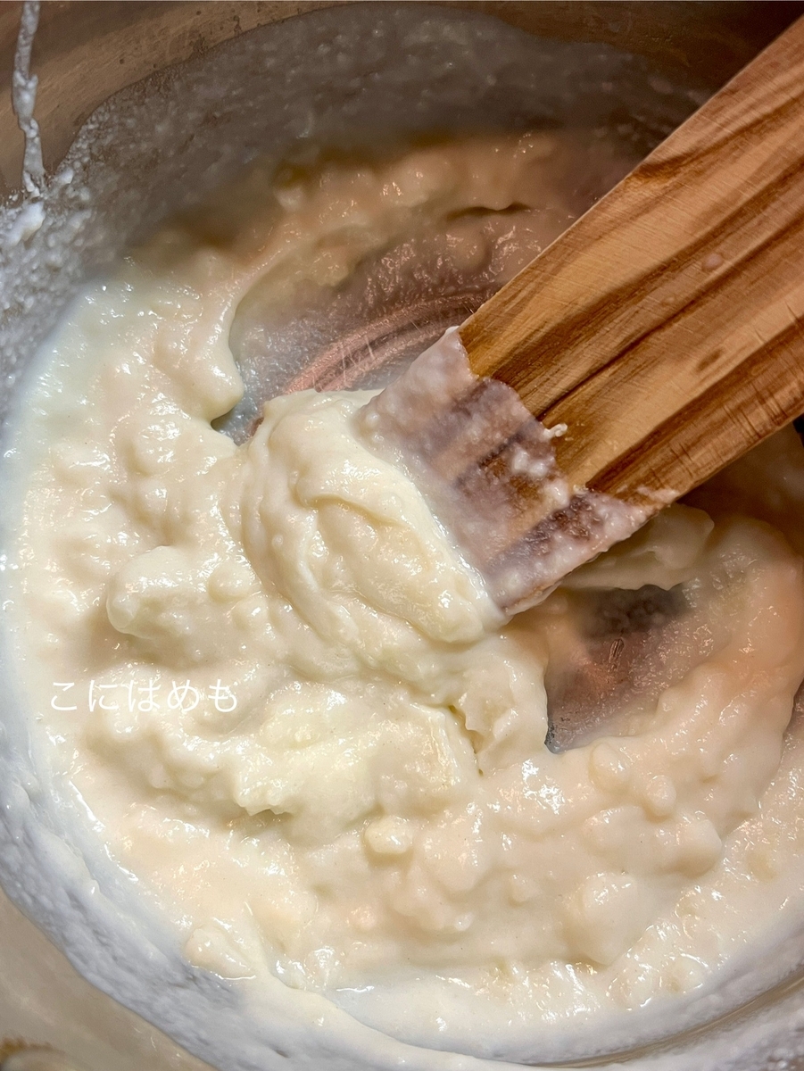 弱火でパルメザンチーズクリームソースを作る。