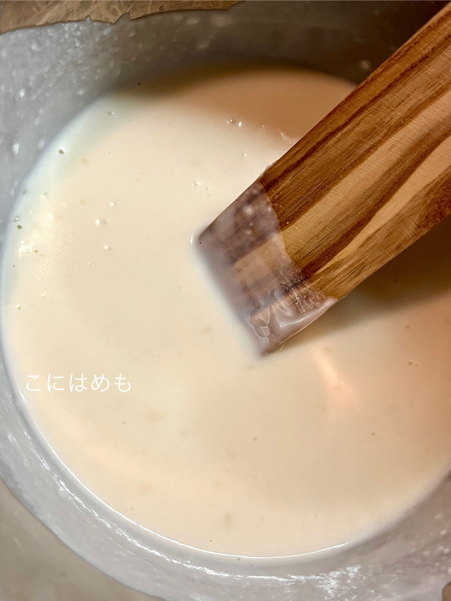パルメザンチーズクリームソースを作る。