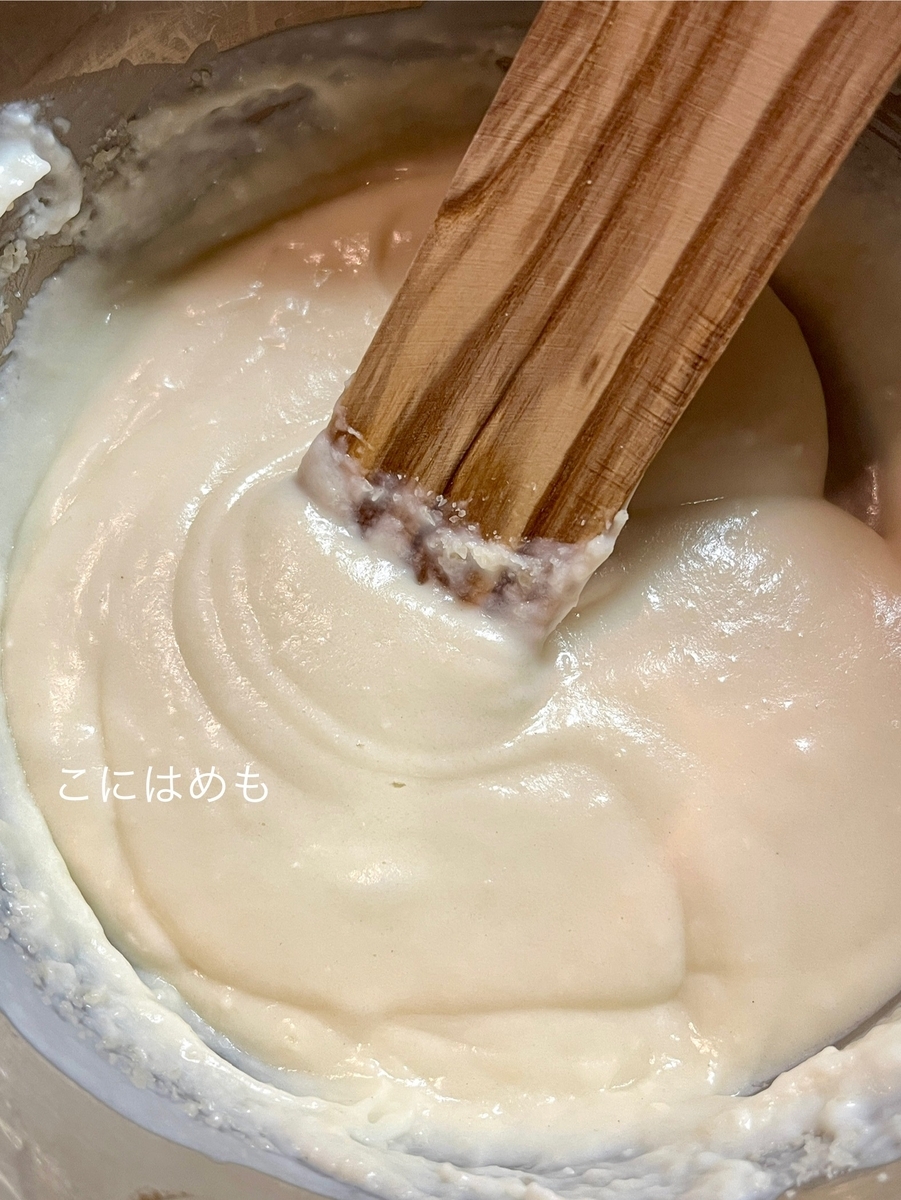 パルメザンチーズクリームソースを作る。