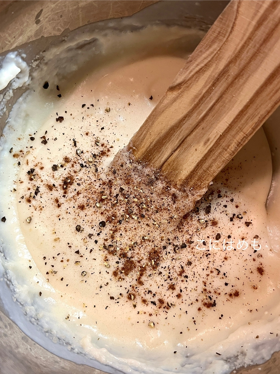 パルメザンチーズクリームソースを作る。