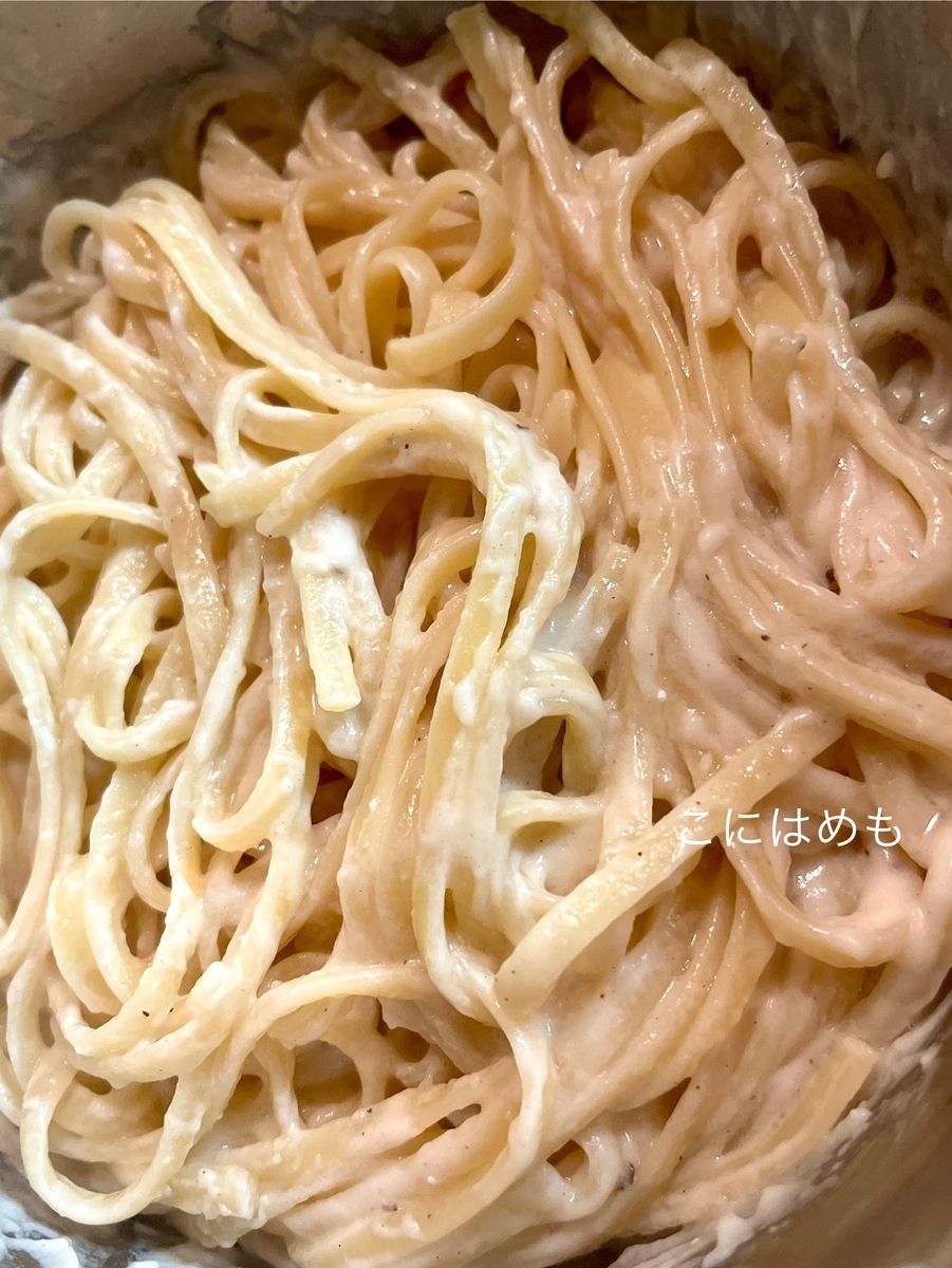 パルメザンチーズクリームソースとパスタを絡め、アスパラガスをのせる。