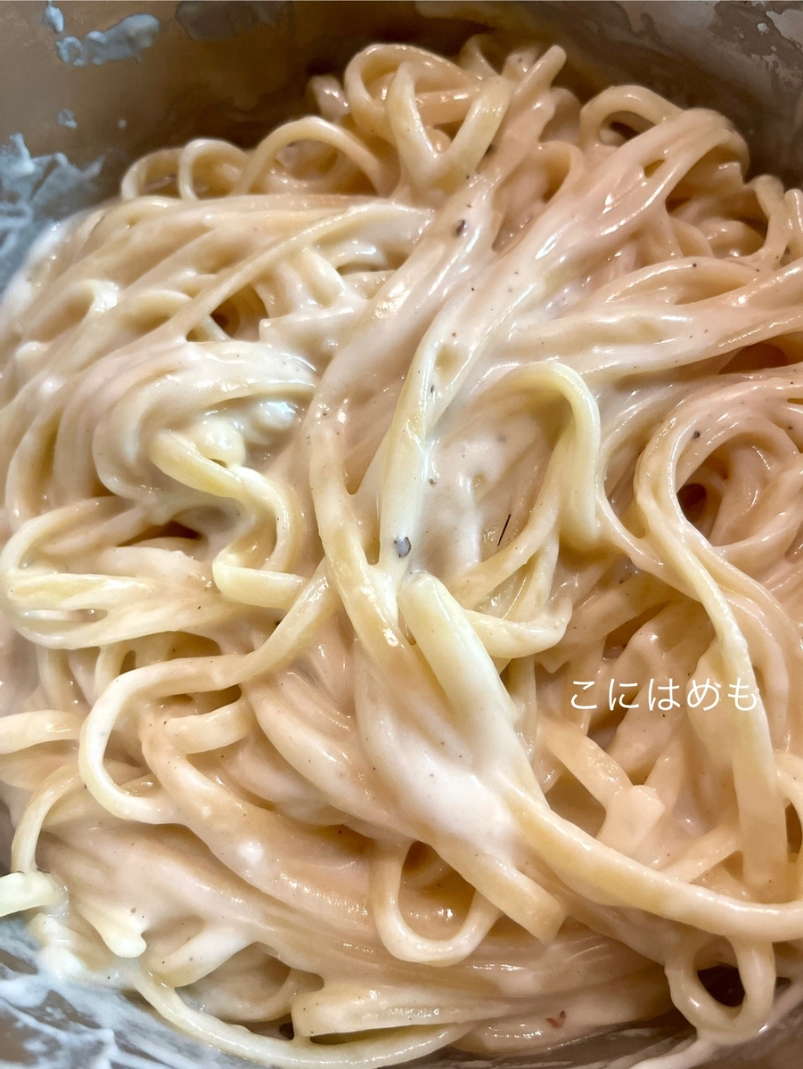 パルメザンチーズクリームソースとパスタを絡め、アスパラガスをのせる。