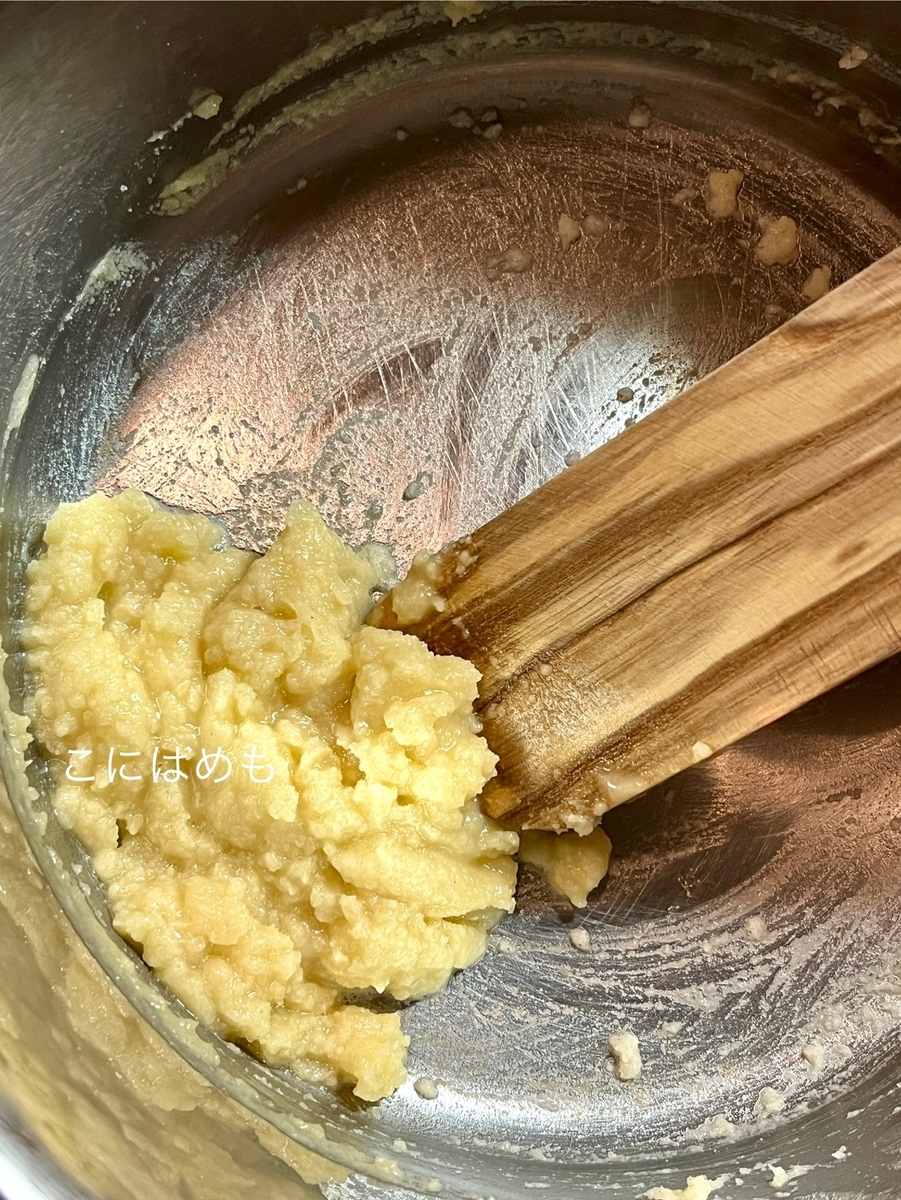 パルメザンチーズクリームソースを作る。