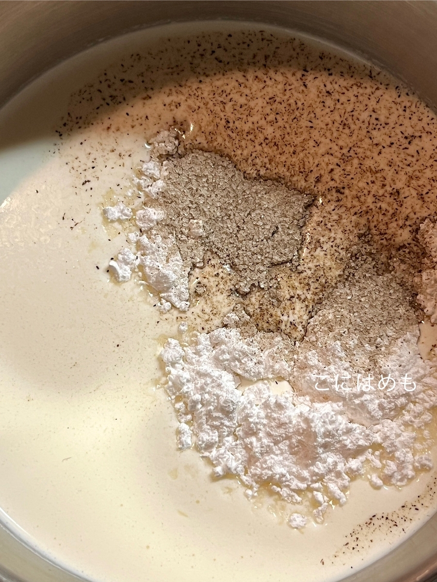 お鍋に生クリーム、牛乳、お砂糖、バニラシュガーを入れて火にかける。