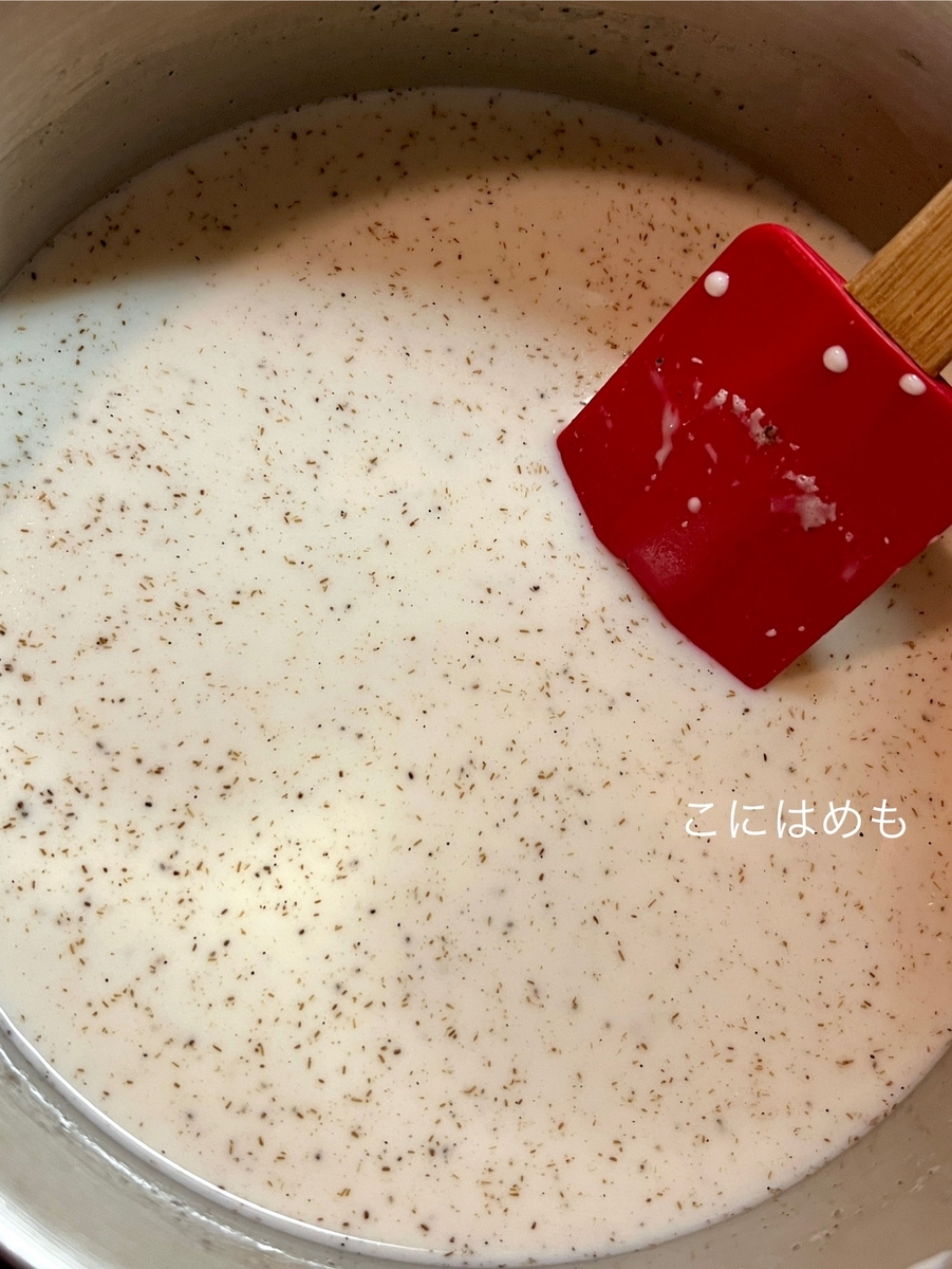 お鍋に生クリーム、牛乳、お砂糖、バニラシュガーを入れて火にかける。