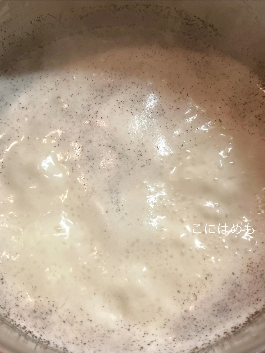 お鍋に生クリーム、牛乳、お砂糖、バニラシュガーを入れて火にかける。
