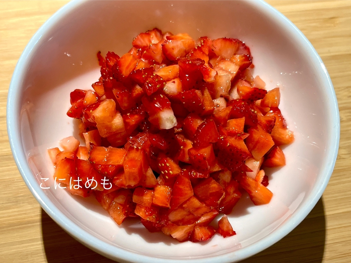 フレッシュいちごソースを作る。
