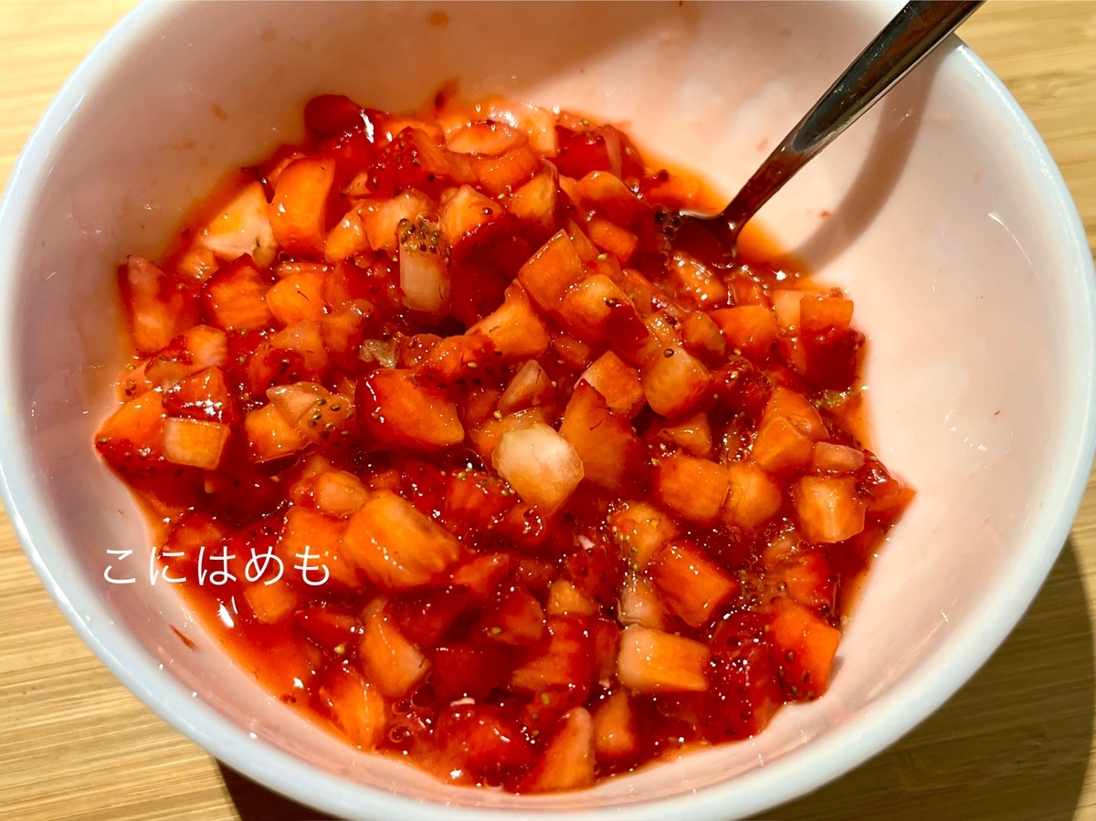 フレッシュいちごソースを作る。