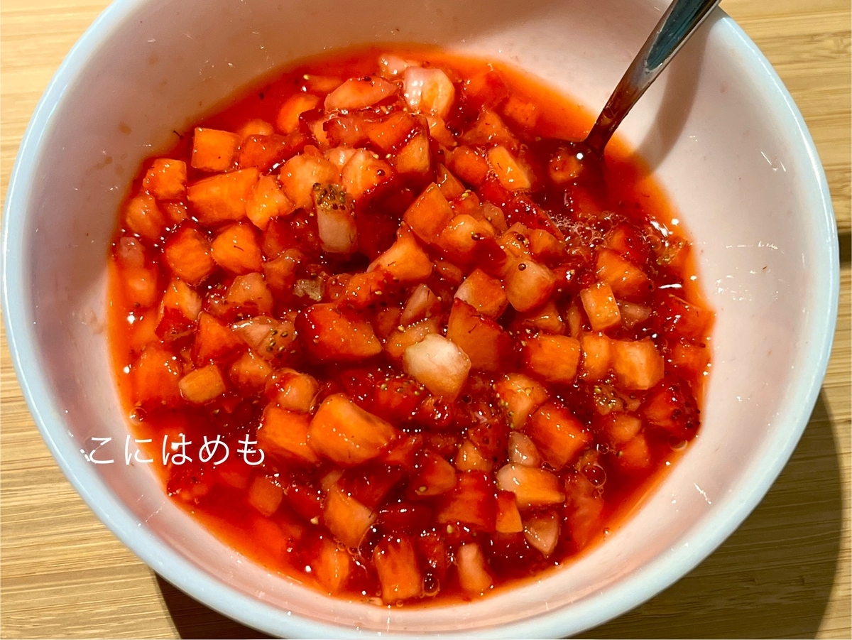 フレッシュいちごソースを作る。