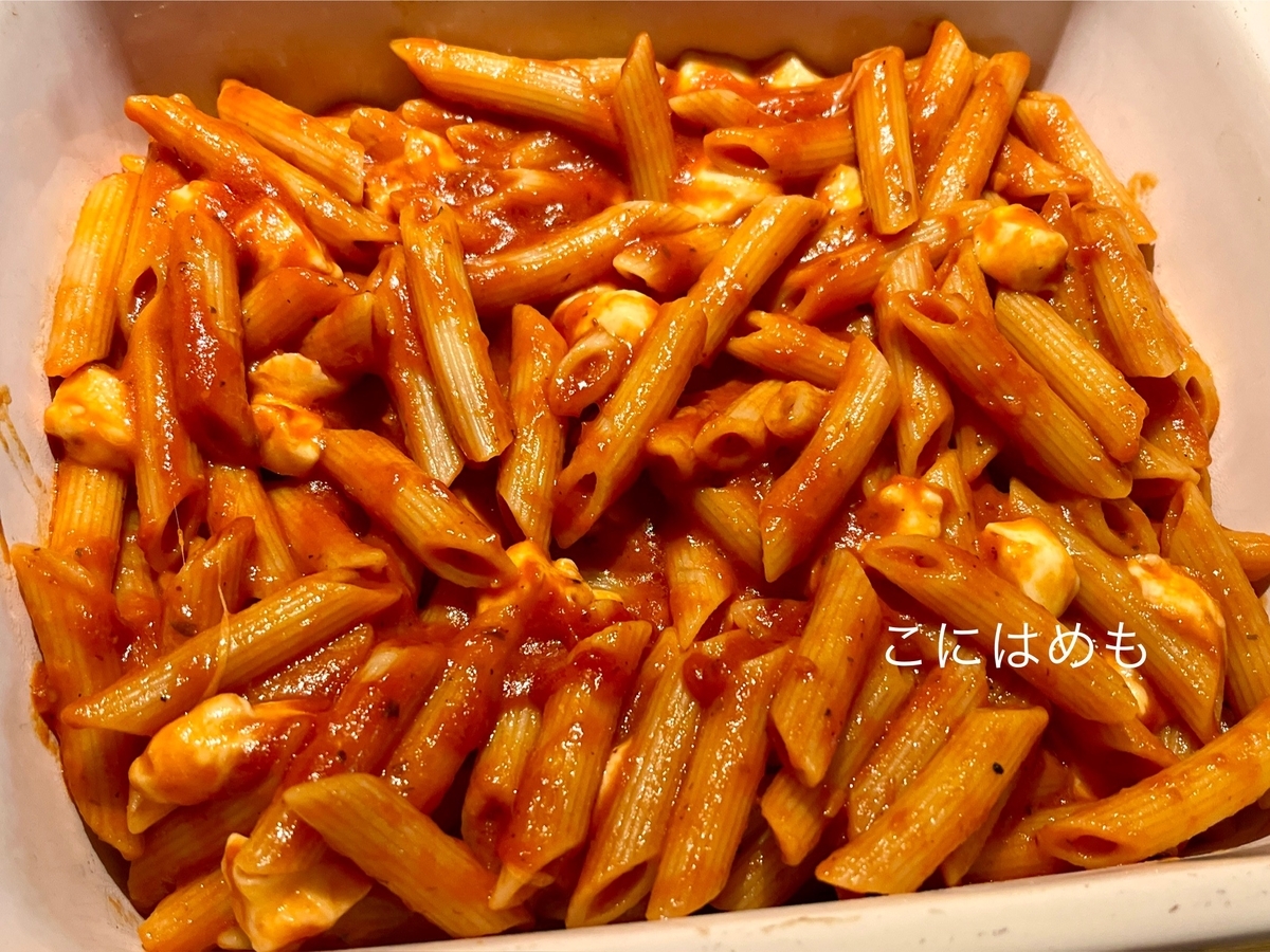 耐熱容器にパスタを入れて、ドライオレガノ、モッツァレラチーズをのせてオーブンで焼く。