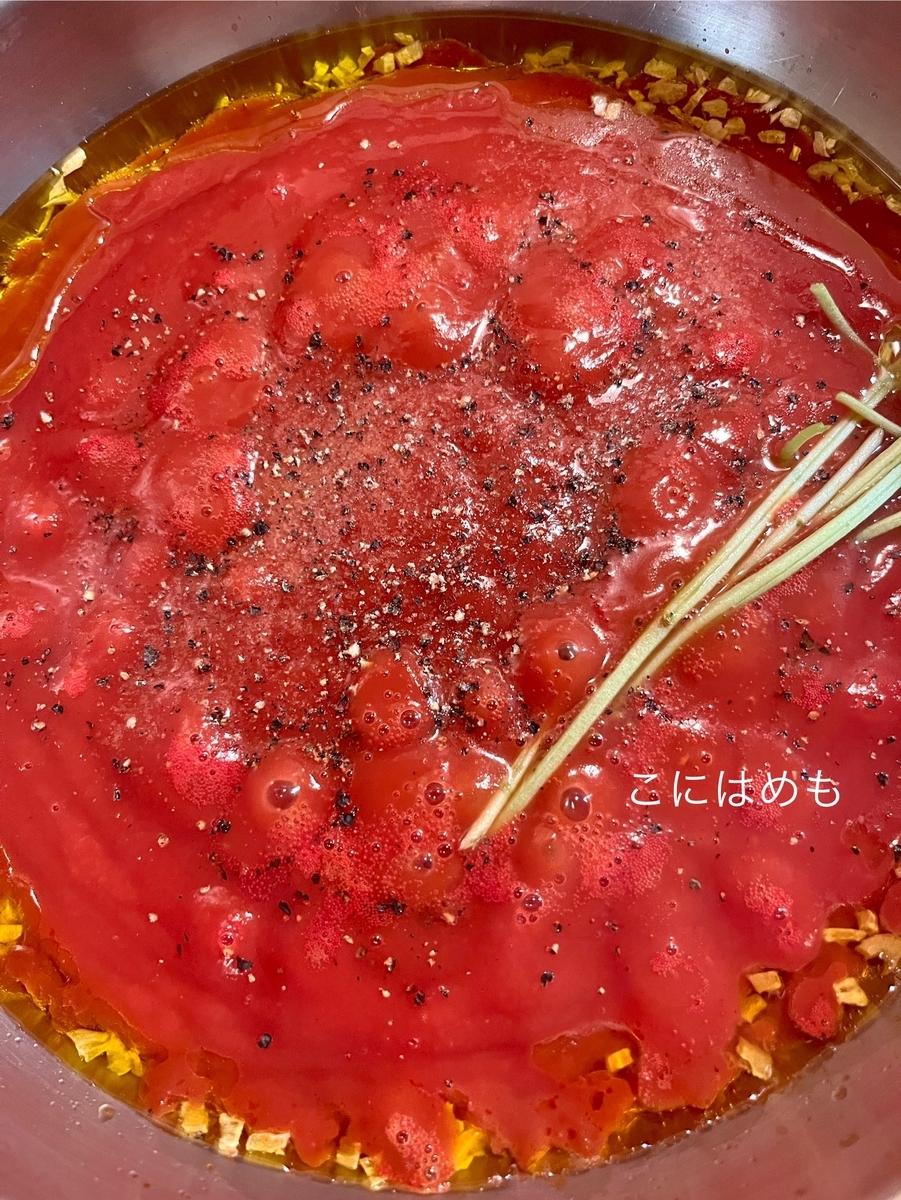 トマトソースを作る。