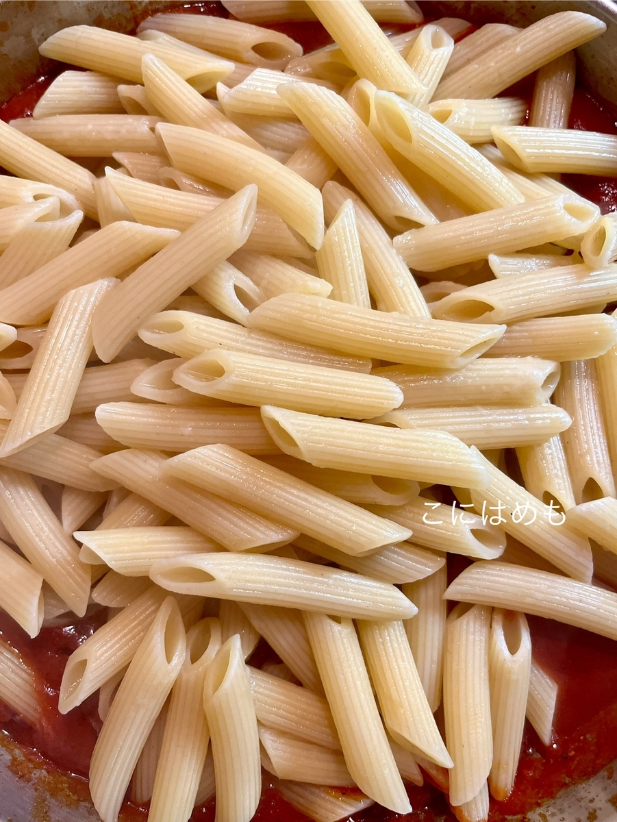 トマトソース、パスタ、モッツァレラチーズを混ぜる。