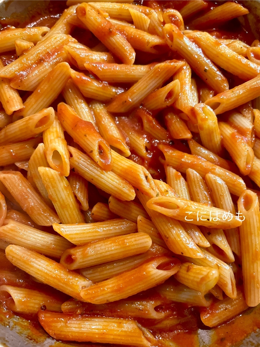 トマトソースにパスタを絡めて、モッツァレラチーズを合わせる。