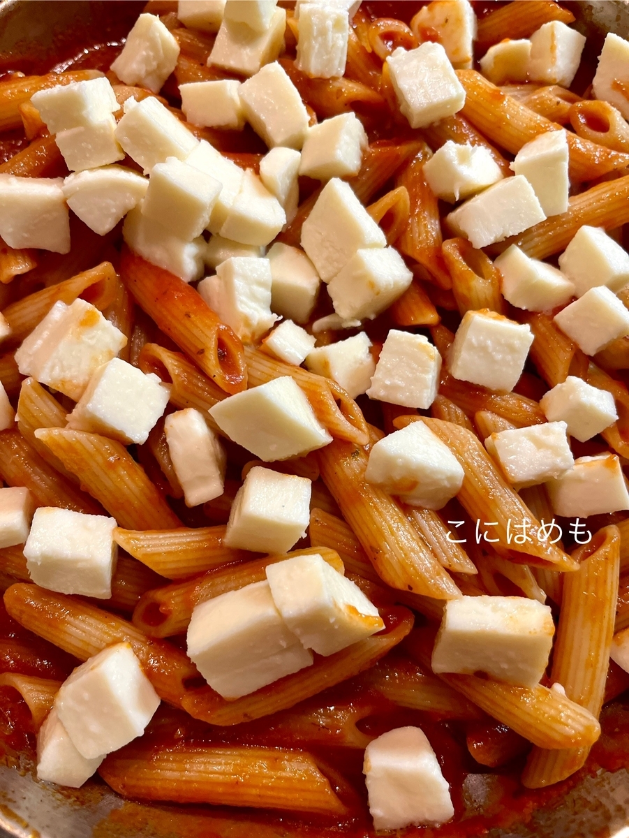 トマトソースにパスタを絡めて、モッツァレラチーズを合わせる。