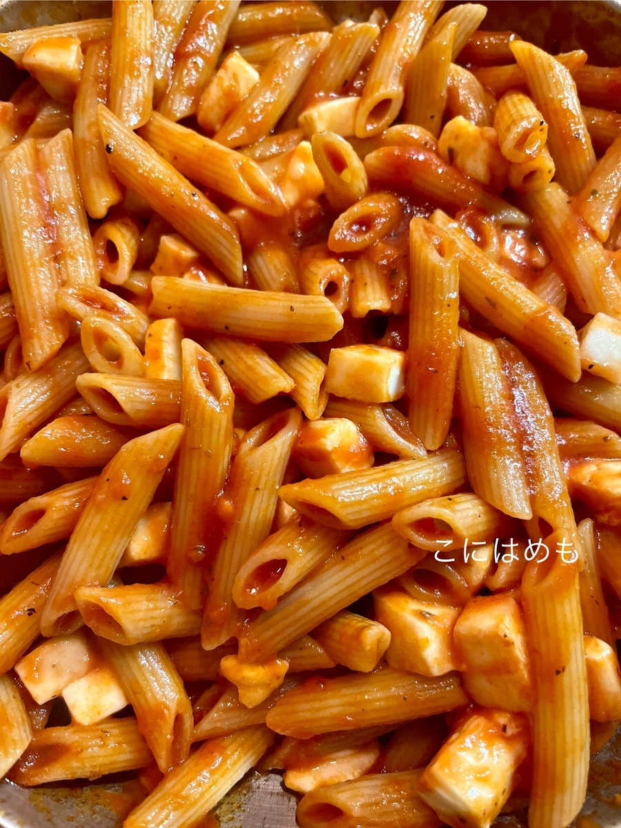 トマトソース、パスタ、モッツァレラチーズを混ぜる。