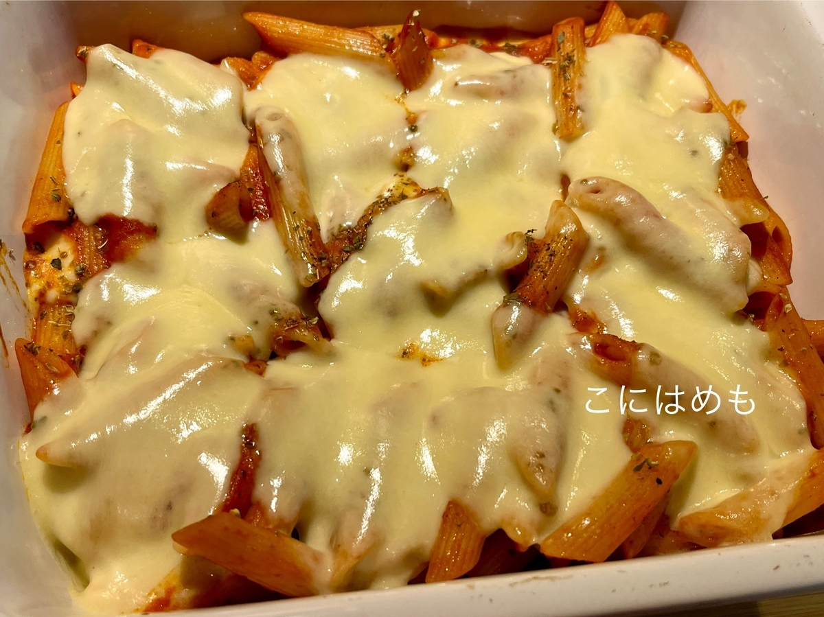 耐熱容器にパスタを入れて、ドライオレガノ、モッツァレラチーズをのせてオーブンで焼く。