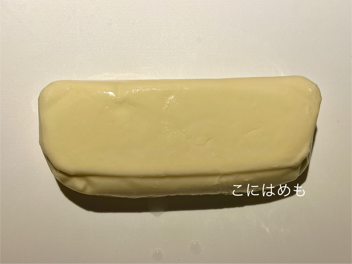 パスタを表示時間の約半分の時間茹でる間、モッツァレラチーズをカットする。