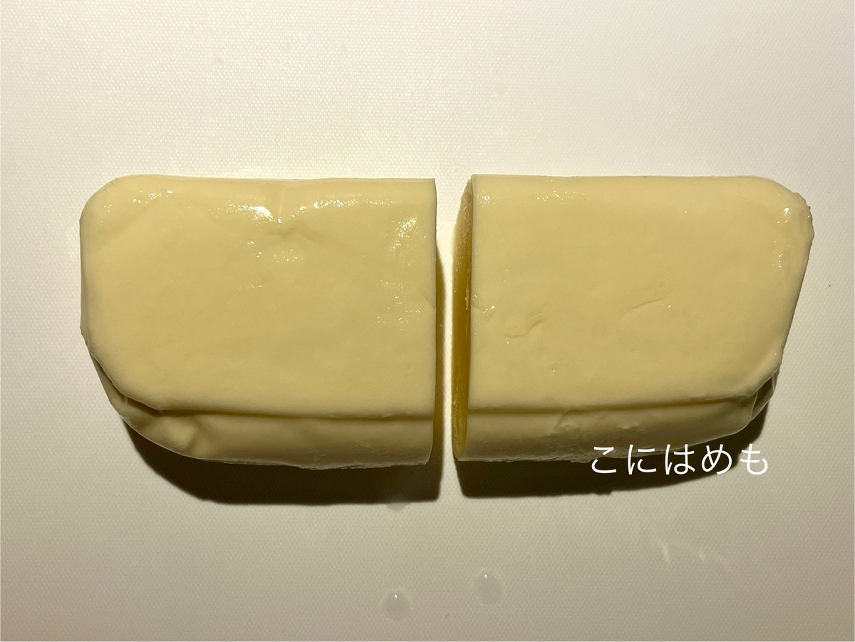 パスタを表示時間の約半分の時間茹でる間、モッツァレラチーズをカットする。