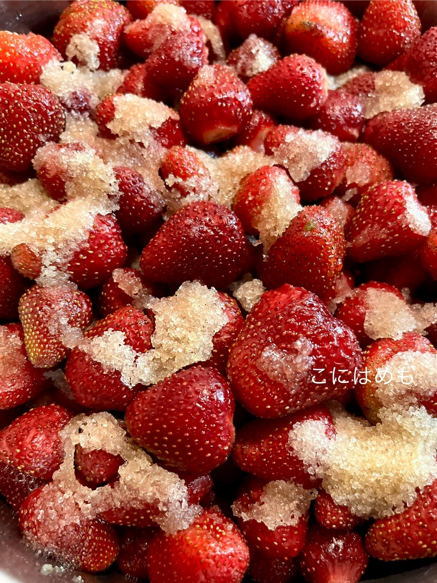 いちごと水分を強火でよく混ぜながら煮て、レモンを加える。