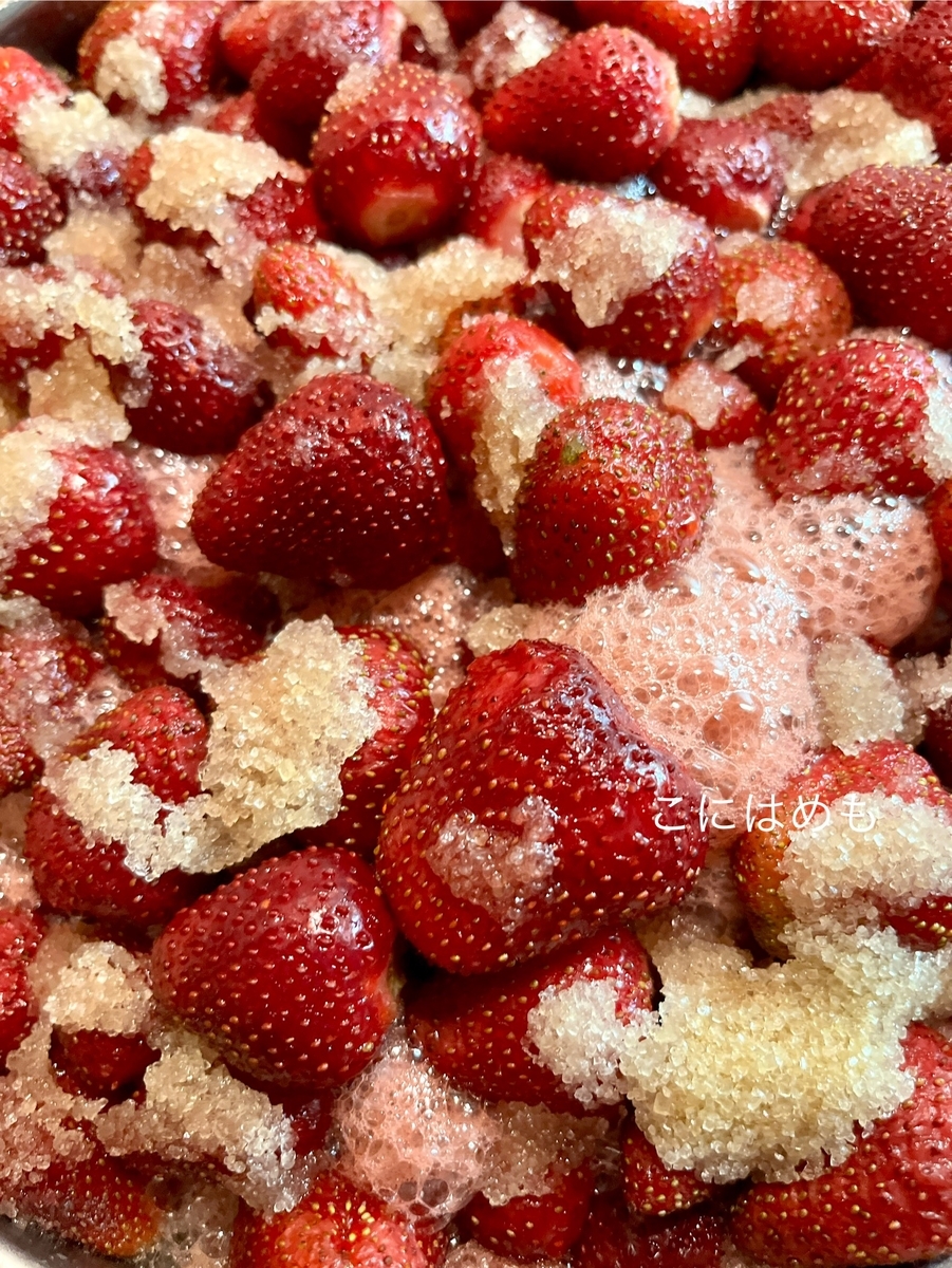 いちごと水分を強火でよく混ぜながら煮て、レモンを加える。